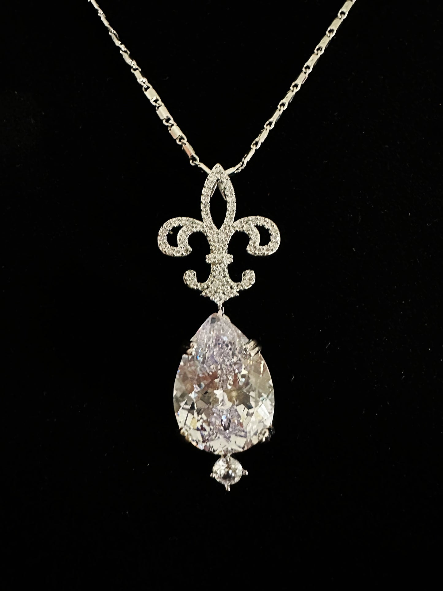 Gemstone pendant necklace